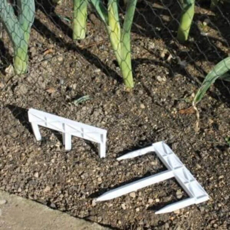 Fleece & Netting Pegs – Tri-Pegs 3-Pronged Garden Pegs