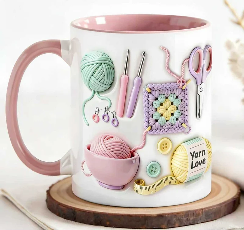 Keramisk Kaffemugg med Stickat Mönster – Mysig Tekopp med Virkad Design