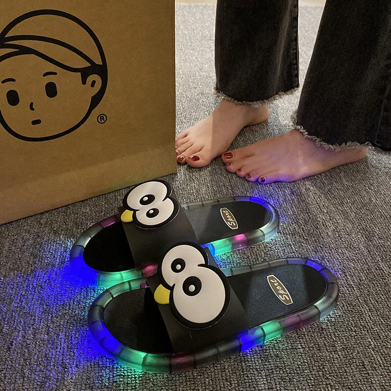 Söta Tofflor med Tecknade Figurer och LED-ljus – Halkfria Barnskor